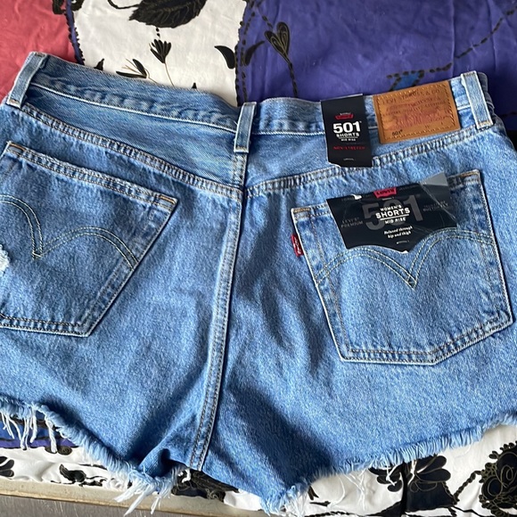 Levi’s 501 distressed denim shorts, size 32, new - Picture 5 of 9